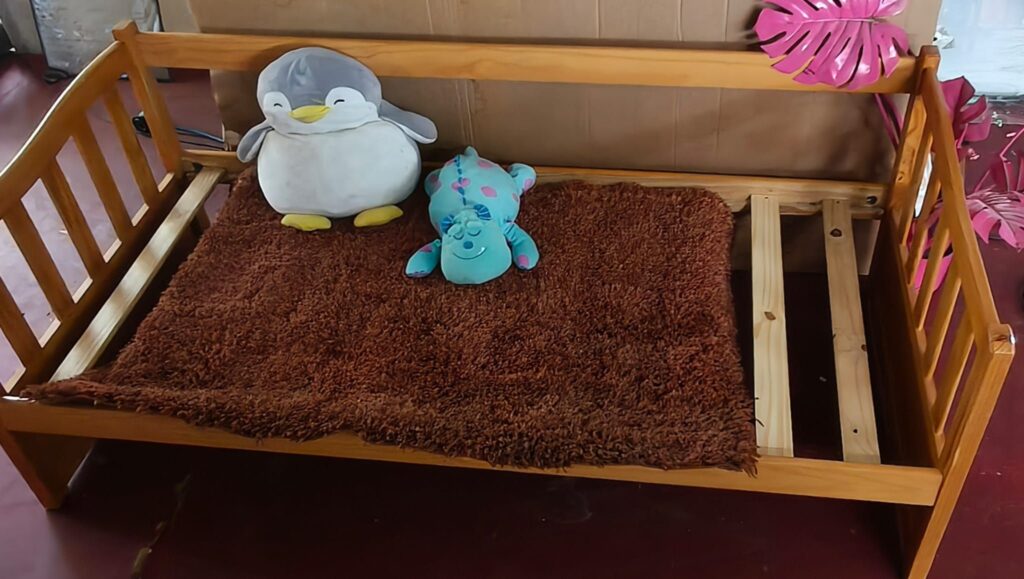 Cama de Una Plaza en Madera Maciza Lustrada