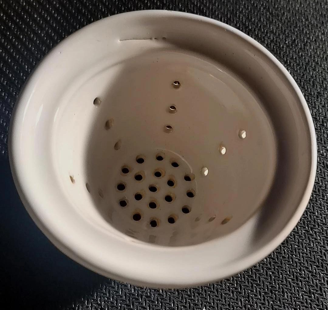 Filtro Infusor Cónico de Porcelana para Té con Perforaciones - Imagen 2