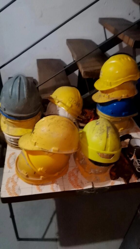 Lote de 28 Cascos de Obra Certificados Aptos para Trabajo Activo